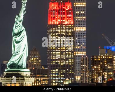 230121 -- NEW YORK, 21 gennaio 2023 -- questa foto scattata il 20 gennaio 2023 mostra l'Empire State Building illuminato in rosso per il Capodanno lunare cinese, a New York, negli Stati Uniti. Foto di /Xinhua U.S.-NEW YORK-CHINESE LUNAR NEW YEAR-LIGHTING WinstonxZhou PUBLICATIONxNOTxINxCHN Foto Stock