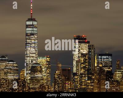 230121 -- NEW YORK, 21 gennaio 2023 -- questa foto scattata il 20 gennaio 2023 mostra il One World Trade Center illuminato per il Capodanno lunare cinese, a New York, negli Stati Uniti. Foto di /Xinhua U.S.-NEW YORK-CHINESE LUNAR NEW YEAR-LIGHTING WinstonxZhou PUBLICATIONxNOTxINxCHN Foto Stock