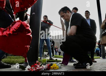 230123 -- LOS ANGELES, 23 gennaio 2023 -- la gente piange per le vittime di una sparatoria di massa davanti al municipio di Monterey Park, California, Stati Uniti, 22 gennaio 2023. Cinque donne e cinque uomini sono stati uccisi mentre altre 10 persone sono rimaste ferite in una sparatoria di massa nella città di Monterey Park, 16 km a est del centro di Los Angeles, le autorità hanno detto domenica. U.S.-LOS ANGELES-MONTEREY PARK-MASS SHOOTING-LUTTO XINXHUA PUBLICATIONXNOTXINXCHN Foto Stock