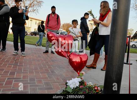 230123 -- LOS ANGELES, 23 gennaio 2023 -- la gente piange per le vittime di una sparatoria di massa davanti al municipio di Monterey Park, California, Stati Uniti, 22 gennaio 2023. Cinque donne e cinque uomini sono stati uccisi mentre altre 10 persone sono rimaste ferite in una sparatoria di massa nella città di Monterey Park, 16 km a est del centro di Los Angeles, le autorità hanno detto domenica. U.S.-LOS ANGELES-MONTEREY PARK-MASS SHOOTING-LUTTO XINXHUA PUBLICATIONXNOTXINXCHN Foto Stock