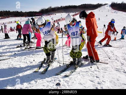 230126 -- QINGDAO, 26 gennaio 2023 -- la gente prova a sciare in una stazione sciistica a Qingdao, nella provincia dello Shandong della Cina orientale, 25 gennaio 2023. Durante la vacanza del Festival di Primavera, le stazioni sciistiche di Qingdao hanno fatto dei preparativi per migliorare l'esperienza di consumo e soddisfare la domanda di un numero crescente di turisti. CHINA-SHANDONG-QINGDAO-HOLIDAY-SKI MARKET CN LIXZIHENG PUBLICATIONXNOTXINXCHN Foto Stock