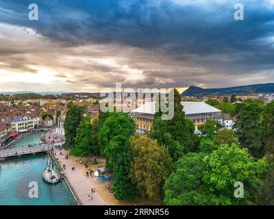 Vista aerea panoramica del centro di Annecy sulla città vecchia, il castello, il fiume Thiou e le montagne che circondano il lago. Annecy è conosciuta come la Venezia di t Foto Stock