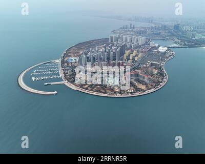 230126 -- QINGDAO, 26 gennaio 2023 -- questa foto aerea scattata il 26 gennaio 2023 mostra il paesaggio urbano dell'isola di Xingguang di Qingdao, nella provincia dello Shandong della Cina orientale. Foto di /Xinhua CHINA-SPRING FESTIVAL HOLIDAY-AERIAL VIEW CN WangxPeike PUBLICATIONxNOTxINxCHN Foto Stock