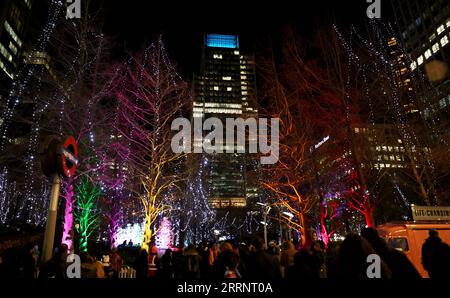 230128 -- LONDRA, 28 gennaio 2023 -- le persone visitano uno spettacolo di luci invernali al Canary Wharf di Londra, in Gran Bretagna, il 27 gennaio 2023. BRITAIN-LONDON-WINTER LIGHT SHOW LixYing PUBLICATIONxNOTxINxCHN Foto Stock