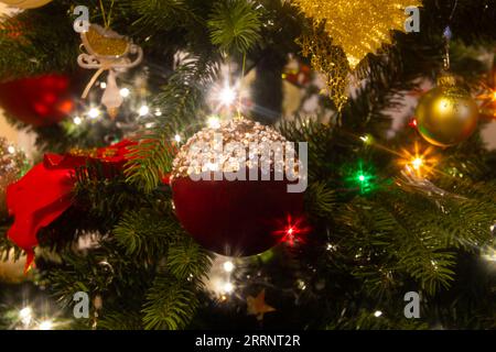 Ornamenti natalizi nell'albero di Natale Foto Stock
