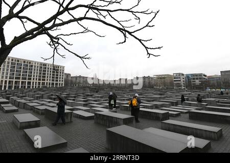 230128 -- BERLINO, 28 gennaio 2023 -- la gente visita il Memoriale agli ebrei assassinati d'Europa a Berlino, Germania, 27 gennaio 2023. Il memoriale, situato nel centro di Berlino, fu costruito per ricordare circa 6 milioni di ebrei uccisi dai nazisti durante la seconda guerra mondiale Nel 2005, l'Assemblea generale delle Nazioni Unite ha adottato una risoluzione che ha designato il 27 gennaio come giornata internazionale della commemorazione in memoria delle vittime dell'Olocausto. GERMANIA-BERLINO-GIORNATA INTERNAZIONALE DELLA MEMORIA DELL'OLOCAUSTO RENXPENGFEI PUBLICATIONXNOTXINXCHN Foto Stock