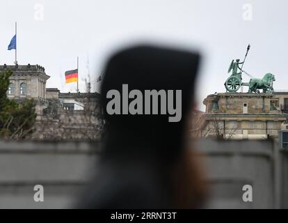 230128 -- BERLINO, 28 gennaio 2023 -- Una donna cammina attraverso il Memoriale per gli ebrei assassinati d'Europa a Berlino, Germania, 27 gennaio 2023. Il memoriale, situato nel centro di Berlino, fu costruito per ricordare circa 6 milioni di ebrei uccisi dai nazisti durante la seconda guerra mondiale Nel 2005, l'Assemblea generale delle Nazioni Unite ha adottato una risoluzione che ha designato il 27 gennaio come giornata internazionale della commemorazione in memoria delle vittime dell'Olocausto. GERMANIA-BERLINO-GIORNATA INTERNAZIONALE DELLA MEMORIA DELL'OLOCAUSTO RENXPENGFEI PUBLICATIONXNOTXINXCHN Foto Stock