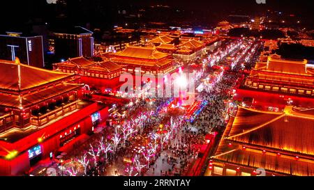 230129 -- XI AN, 29 gennaio 2023 -- questa foto aerea scattata il 28 gennaio 2023 mostra una vista notturna dell'area panoramica di Datang Everbright City a Xi An, nella provincia dello Shaanxi della Cina nord-occidentale. I punti panoramici di Xi An accolgono legioni di turisti con luci colorate e lanterne. CHINA-SHAANXI-XI AN-LIGHTS AND LANTERNS CN LIUXXIAO PUBLICATIONXNOTXINXCHN Foto Stock