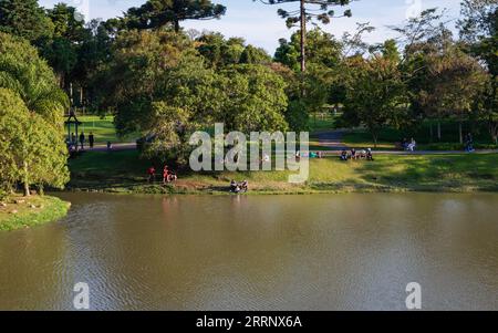 La gente si radunò vicino al lago presso il Giardino Botanico di Curitiba. Foto Stock