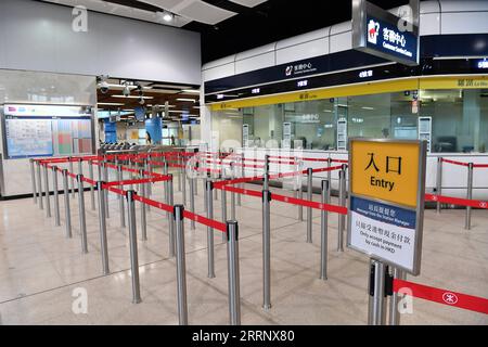 230203 -- HONG KONG, 3 febbraio 2023 -- questa foto scattata il 3 febbraio 2023 mostra il centro di assistenza clienti presso la stazione lo Wu della metropolitana Mass Transit Railway di Hong Kong a Hong Kong, nel sud della Cina. La Cina continuerà ad abolire le restrizioni sui viaggi tra la Cina continentale e Hong Kong e le regioni amministrative speciali di Macao, il Consiglio di Stato cinese di Hong Kong e l'Ufficio affari di Macao hanno dichiarato venerdì, citando un documento. PER ANDARE CON la Cina per facilitare ulteriormente i viaggi tra la terraferma e Hong Kong, Macao CINA-HONG KONG-CONTINENTE-VIAGGIO-METRO STAZIONE CN ChenxDuo PUBLICATIONxNOTxINxCHN Foto Stock