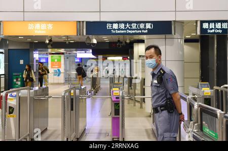 230203 -- HONG KONG, 3 febbraio 2023 -- Un membro del personale è in servizio presso la stazione lo Wu della Mass Transit Railway MTR di Hong Kong a Hong Kong, Cina meridionale, 3 febbraio 2023. La Cina continuerà ad abolire le restrizioni sui viaggi tra la Cina continentale e Hong Kong e le regioni amministrative speciali di Macao, il Consiglio di Stato cinese di Hong Kong e l'Ufficio affari di Macao hanno dichiarato venerdì, citando un documento. PER ANDARE CON la Cina per facilitare ulteriormente i viaggi tra la terraferma e Hong Kong, Macao CINA-HONG KONG-CONTINENTE-VIAGGIO-METRO STAZIONE CN ChenxDuo PUBLICATIONxNOTxINxCHN Foto Stock