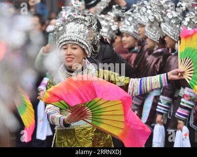 230203 -- RONGSHUI, 3 febbraio 2023 -- le ragazze del gruppo etnico Miao si esibiscono danzando durante il festival Bainiaoyi Lusheng a Gandong Township, Rongshui Miao Autonomous County, nella regione autonoma Guangxi Zhuang della Cina meridionale, 2 febbraio 2023. Il festival Bainiaoyi Lusheng è un festival tradizionale nella città di Gandong, che si tiene il 12° giorno del primo mese sul calendario lunare cinese, durante il quale la gente indossa bainiaoyi, un abbigliamento tradizionale di gruppo etnico, Blow Lusheng, un tradizionale strumento a vento a canna ed esegue danze tradizionali. CHINA-GUANGXI-RONGSHUI- BAINIAOYI -FESTI TRADIZIONALE Foto Stock