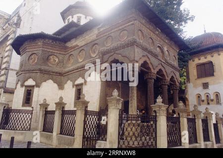 Bucarest, Romania, circa 2000. Vista esterna della chiesa cristiana ortodossa "Stavropoleos", un monumento storico del XVIII secolo. Foto Stock