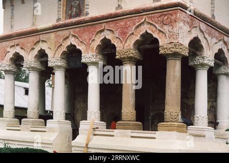 Bucarest, Romania, circa 2000. Vista esterna della chiesa cristiana ortodossa "Stavropoleos", un monumento storico del XVIII secolo. Foto Stock