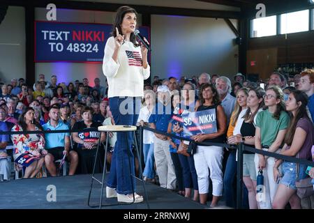 North Charleston, Stati Uniti. 8 settembre 2023. L'ex ambasciatore delle Nazioni Unite e contendente presidenziale repubblicano Nikki Haley si rivolge a una folla al Holy City Brewing di North Charleston, South Carolina, venerdì 8 settembre 2023. Haley, l'ex governatore della Carolina del Sud, sta cercando di basarsi sulla sua performance nel primo dibattito repubblicano. Foto di Richard Ellis/UPI credito: UPI/Alamy Live News Foto Stock