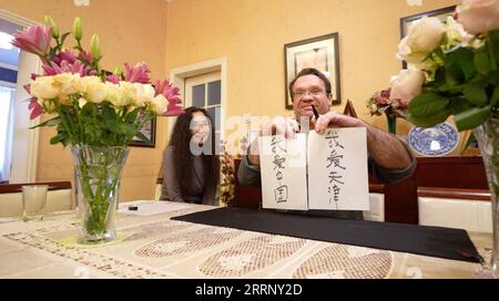 230205 -- TIANJIN, 5 febbraio 2023 -- Peter Mecoy R contiene due pezzi di carta con parole scritte a mano leggendo i Love China e i Love Tianjin a casa a Tianjin, nel nord della Cina, 14 novembre 2022. DA SEGUIRE in tutta la Cina: Il volontario australiano crea un legame di sangue con la CINA cinese-TIANJIN-DONAZIONE DI SANGUE-IL VOLONTARIO AUSTRALIANO CN Xinhua PUBLICATIONxNOTxINxCHN Foto Stock