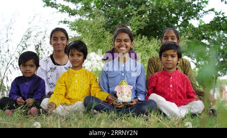 Bambina indiana con il signore ganesha e la preghiera, festa indiana dei ganesh o festival di Diwali Foto Stock