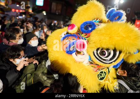 230205 -- YOKOHAMA, 5 febbraio 2023 -- i turisti assistono allo spettacolo di danza dei leoni nella Chinatown di Yokohama, Giappone, 5 febbraio 2023. I turisti sono venuti a Chinatown per godersi l'atmosfera festosa del Festival delle Lanterne. GIAPPONE-YOKOHAMA-LANTERN FESTIVAL-CELEBRAZIONE ZhangxXiaoyu PUBLICATIONxNOTxINxCHN Foto Stock