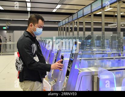 230206 -- HONG KONG, 6 febbraio 2023 -- Un viaggiatore passa la biglietteria al punto di controllo Heung Yuen Wai/Liantang, al confine Hong Kong-Shenzhen, nel sud della Cina, 6 febbraio 2023. Il continente cinese ha ripreso completamente i normali viaggi con le regioni amministrative speciali di Hong Kong e Macao a partire da lunedì, in quello che si prevede sarà un forte impulso per lo sviluppo economico delle due regioni. A partire da lunedì, si sono aperti il punto di controllo lo Wu, il punto di controllo Lok ma Chau/Huanggang e il punto di controllo Heung Yuen Wai/Liantang, segnando la piena ripresa del funzionamento di tutti e sette i legati Foto Stock