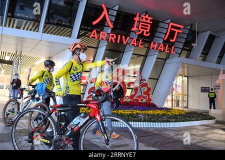 230206 -- SHENZHEN, 6 febbraio 2023 -- gli appassionati di ciclismo da Hong Kong arrivano a Shenzhen, nella provincia del Guangdong della Cina meridionale, 6 febbraio 2023. Il continente cinese ha ripreso completamente i normali viaggi con le regioni amministrative speciali di Hong Kong e Macao a partire da lunedì, in quello che si prevede sarà un forte impulso per lo sviluppo economico delle due regioni. A partire da lunedì, il punto di controllo lo Wu, il punto di controllo Lok ma Chau/Huanggang e il punto di controllo Heung Yuen Wai/Liantang si sono aperti, segnando la piena ripresa del funzionamento di tutti e sette i punti di controllo confine tra Shenzhen e Hon Foto Stock