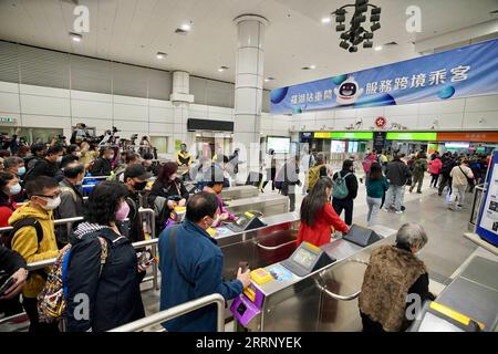 230206 -- HONG KONG, 6 febbraio 2023 -- i viaggiatori arrivano alla sala delle partenze del punto di controllo lo Wu al confine Hong Kong-Shenzhen nel sud della Cina, 6 febbraio 2023. Il continente cinese ha ripreso completamente i normali viaggi con le regioni amministrative speciali di Hong Kong e Macao a partire da lunedì, in quello che si prevede sarà un forte impulso per lo sviluppo economico delle due regioni. A partire da lunedì, il punto di controllo lo Wu, il punto di controllo Lok ma Chau/Huanggang e il punto di controllo Heung Yuen Wai/Liantang si sono aperti, segnando la piena ripresa del funzionamento di tutti e sette i controlli di confine p Foto Stock