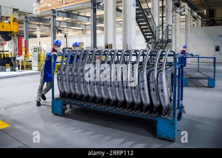 230209 -- ERDOS, 9 febbraio 2023 -- i membri del personale trasportano ricambi per auto in una fabbrica della casa automobilistica cinese Chery Holding Group Co., Ltd. A Erdos, regione autonoma della Mongolia interna della Cina settentrionale, 9 febbraio 2023. CN LixZhipeng PUBLICATIONxNOTxINxCHN PRODUZIONE IN MONGOLIA INTERNA ALLA CINA Foto Stock