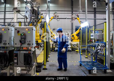 230209 -- ERDOS, 9 febbraio 2023 -- Un membro del personale lavora in una fabbrica della casa automobilistica cinese Chery Holding Group Co., Ltd. A Erdos, regione autonoma della Mongolia interna, 9 febbraio 2023. CN LixZhipeng PUBLICATIONxNOTxINxCHN PRODUZIONE IN MONGOLIA INTERNA ALLA CINA Foto Stock