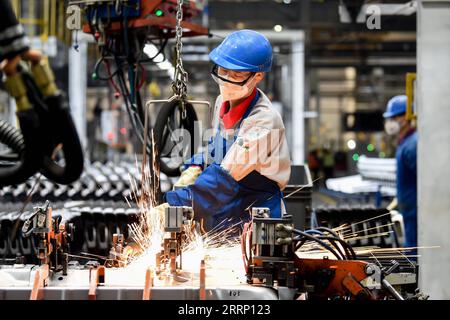 230209 -- ERDOS, 9 febbraio 2023 -- Un membro del personale lavora in una fabbrica della casa automobilistica cinese Chery Holding Group Co., Ltd. A Erdos, regione autonoma della Mongolia interna, 9 febbraio 2023. CINA-INTERNA MONGOLIA-PRODUZIONE CN BeixHe PUBLICATIONxNOTxINxCHN Foto Stock
