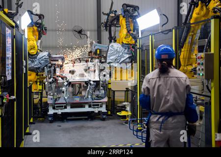 230209 -- ERDOS, 9 febbraio 2023 -- Un membro del personale lavora in una fabbrica della casa automobilistica cinese Chery Holding Group Co., Ltd. A Erdos, regione autonoma della Mongolia interna, 9 febbraio 2023. CN LixZhipeng PUBLICATIONxNOTxINxCHN PRODUZIONE IN MONGOLIA INTERNA ALLA CINA Foto Stock