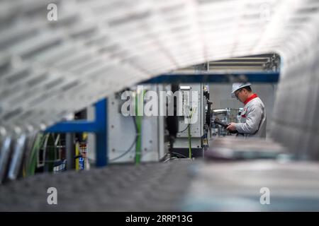 230209 -- ERDOS, 9 febbraio 2023 -- Un membro del personale lavora in una fabbrica della casa automobilistica cinese Chery Holding Group Co., Ltd. A Erdos, regione autonoma della Mongolia interna, 9 febbraio 2023. CINA-INTERNA MONGOLIA-PRODUZIONE CN BeixHe PUBLICATIONxNOTxINxCHN Foto Stock