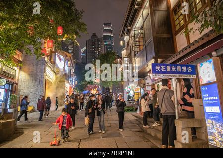 230211 -- CHONGQING, 11 febbraio 2023 -- i turisti visitano un'area panoramica tradizionale nel distretto di Yuzhong nel comune di Chongqing della Cina sud-occidentale, 10 febbraio 2023. Chongqing ha lanciato una serie di attività notturne per stimolare l'economia notturna dall'inizio di quest'anno. CINA-CHONGQING-NOTTE ECONOMY CN HuangxWei PUBLICATIONxNOTxINxCHN Foto Stock