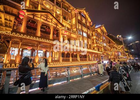 230211 -- CHONGQING, 11 febbraio 2023 -- i turisti visitano una strada commerciale nel distretto di Yuzhong nel comune di Chongqing della Cina sud-occidentale, 10 febbraio 2023. Chongqing ha lanciato una serie di attività notturne per stimolare l'economia notturna dall'inizio di quest'anno. CINA-CHONGQING-NOTTE ECONOMY CN HuangxWei PUBLICATIONxNOTxINxCHN Foto Stock