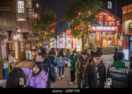 230211 -- CHONGQING, 11 febbraio 2023 -- i turisti visitano un'area panoramica tradizionale nel distretto di Yuzhong nel comune di Chongqing della Cina sud-occidentale, 10 febbraio 2023. Chongqing ha lanciato una serie di attività notturne per stimolare l'economia notturna dall'inizio di quest'anno. CINA-CHONGQING-NOTTE ECONOMY CN HuangxWei PUBLICATIONxNOTxINxCHN Foto Stock