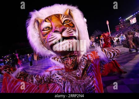 230213 -- NICE, 13 febbraio 2023 -- Un artista partecipa al Carnevale di Nizza 2023 a Nizza, in Francia, 11 febbraio 2023. Il Carnevale di Nizza del 2023 si svolge dal 10 al 26 febbraio. Foto di /Xinhua FRANCE-NICE-CARNIVAL SergexHaouzi PUBLICATIONxNOTxINxCHN Foto Stock