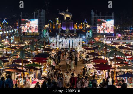 230214 -- XISHUANGBANNA, 14 febbraio 2023 -- questa foto scattata il 12 febbraio 2023 mostra una vista di una fiera notturna nella città di Jinghong, nella prefettura autonoma di Xishuangbanna dai, nella provincia dello Yunnan della Cina sud-occidentale. Xishuangbanna ha ricevuto oltre 2,7175 milioni di visite durante la festa del Festival di Primavera di quest'anno, in aumento del 554,51% anno dopo anno, secondo il dipartimento di cultura e turismo locale. CINA-YUNNAN-XISHUANGBANNA-TURISMO CN ChenxXinbo PUBLICATIONxNOTxINxCHN Foto Stock