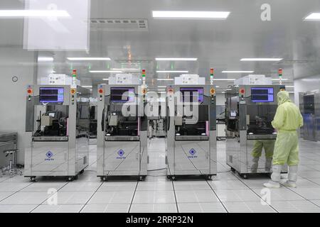 230214 -- BAOTOU, 14 febbraio 2023 -- un dipendente lavora in una fabbrica di Baotou Jiangxin Micro Motor Technology Co., Ltd. A Baotou, regione autonoma della Mongolia interna, Cina settentrionale, 13 febbraio 2023. Negli ultimi anni, Baotou ha sfruttato le sue risorse naturali e la sua fondazione industriale per espandere la catena industriale della città delle terre rare, con particolare attenzione all'industria della lavorazione profonda delle terre rare. CINA-INTERNA MONGOLIA-BAOTOU-RARE EARTH-INDUSTRY CN BEIXHE PUBLICATIONXNOTXINXCHN Foto Stock