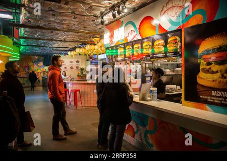 230214 -- NEW YORK, 14 febbraio 2023 -- la gente ordina cibo in un'area ristoro nel quartiere di Brooklyn di New York, negli Stati Uniti, il 14 febbraio 2023. Il Dipartimento del lavoro degli Stati Uniti ha riferito martedì che l'indice dei prezzi al consumo degli Stati Uniti, un importante indicatore dell'inflazione, è aumentato del 0,5% a gennaio su base mensile, il più grande aumento in tre mesi e superiore al 0,4% atteso dagli economisti. Il tasso annuo ha raggiunto il 6,4% a gennaio, leggermente in calo rispetto al 6,5% di dicembre e superiore al consenso del mercato del 6,2%. Foto di /Xinhua U.S.-NEW YORK-CONSUMER PRICE INDEX-RISE MichaelxNagle Foto Stock