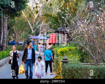 230214 -- XISHUANGBANNA, 14 febbraio 2023 -- i turisti sono fotografati nel punto panoramico di Mengjinglai, nella contea di Menghai, nella prefettura autonoma di Xishuangbanna dai, nella provincia dello Yunnan della Cina sud-occidentale, 12 febbraio 2023. Xishuangbanna ha ricevuto oltre 2,7175 milioni di visite durante la festa del Festival di Primavera di quest'anno, in aumento del 554,51% anno dopo anno, secondo il dipartimento di cultura e turismo locale. CINA-YUNNAN-XISHUANGBANNA-TURISMO CN ChenxXinbo PUBLICATIONxNOTxINxCHN Foto Stock