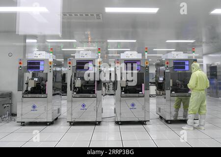 230214 -- BAOTOU, 14 febbraio 2023 -- un dipendente lavora in una fabbrica di Baotou Jiangxin Micro Motor Technology Co., Ltd. A Baotou, regione autonoma della Mongolia interna, Cina settentrionale, 13 febbraio 2023. Negli ultimi anni, Baotou ha sfruttato le sue risorse naturali e la sua fondazione industriale per espandere la catena industriale della città delle terre rare, con particolare attenzione all'industria della lavorazione profonda delle terre rare. CINA-INTERNA MONGOLIA-BAOTOU-RARE EARTH-INDUSTRY CN BEIXHE PUBLICATIONXNOTXINXCHN Foto Stock