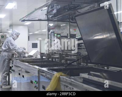 230214 -- BAOTOU, 14 febbraio 2023 -- i dipendenti lavorano in una fabbrica di Baotou Jiangxin Micro Motor Technology Co., Ltd. A Baotou, regione autonoma della Mongolia interna, Cina settentrionale, 13 febbraio 2023. Negli ultimi anni, Baotou ha sfruttato le sue risorse naturali e la sua fondazione industriale per espandere la catena industriale della città delle terre rare, con particolare attenzione all'industria della lavorazione profonda delle terre rare. CINA-INTERNA MONGOLIA-BAOTOU-RARE EARTH-INDUSTRY CN BEIXHE PUBLICATIONXNOTXINXCHN Foto Stock