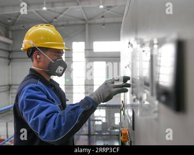 230214 -- BAOTOU, 14 febbraio 2023 -- un dipendente lavora in una fabbrica della JL MAG rare Earth Baotou Co., Ltd. A Baotou, regione autonoma della Mongolia interna della Cina settentrionale, 13 febbraio 2023. Negli ultimi anni, Baotou ha sfruttato le sue risorse naturali e la sua fondazione industriale per espandere la catena industriale della città delle terre rare, con particolare attenzione all'industria della lavorazione profonda delle terre rare. CINA-INTERNA MONGOLIA-BAOTOU-RARE EARTH-INDUSTRY CN BEIXHE PUBLICATIONXNOTXINXCHN Foto Stock
