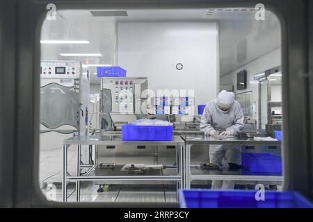 230214 -- BAOTOU, 14 febbraio 2023 -- un dipendente lavora in una fabbrica di Baotou Jiangxin Micro Motor Technology Co., Ltd. A Baotou, regione autonoma della Mongolia interna, Cina settentrionale, 13 febbraio 2023. Negli ultimi anni, Baotou ha sfruttato le sue risorse naturali e la sua fondazione industriale per espandere la catena industriale della città delle terre rare, con particolare attenzione all'industria della lavorazione profonda delle terre rare. CINA-INTERNA MONGOLIA-BAOTOU-RARE EARTH-INDUSTRY CN BEIXHE PUBLICATIONXNOTXINXCHN Foto Stock