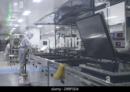 230214 -- BAOTOU, 14 febbraio 2023 -- i dipendenti lavorano in una fabbrica di Baotou Jiangxin Micro Motor Technology Co., Ltd. A Baotou, regione autonoma della Mongolia interna, Cina settentrionale, 13 febbraio 2023. Negli ultimi anni, Baotou ha sfruttato le sue risorse naturali e la sua fondazione industriale per espandere la catena industriale della città delle terre rare, con particolare attenzione all'industria della lavorazione profonda delle terre rare. CINA-INTERNA MONGOLIA-BAOTOU-RARE EARTH-INDUSTRY CN BEIXHE PUBLICATIONXNOTXINXCHN Foto Stock