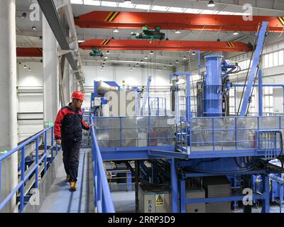 230214 -- BAOTOU, 14 febbraio 2023 -- questa foto scattata il 13 febbraio 2023 mostra una fabbrica della JL MAG rare Earth Baotou Co., Ltd. A Baotou, nella regione autonoma della Mongolia interna della Cina settentrionale. Negli ultimi anni, Baotou ha sfruttato le sue risorse naturali e la sua fondazione industriale per espandere la catena industriale della città delle terre rare, con particolare attenzione all'industria della lavorazione profonda delle terre rare. CINA-INTERNA MONGOLIA-BAOTOU-RARE EARTH-INDUSTRY CN BEIXHE PUBLICATIONXNOTXINXCHN Foto Stock