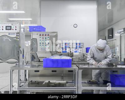 230214 -- BAOTOU, 14 febbraio 2023 -- un dipendente lavora in una fabbrica di Baotou Jiangxin Micro Motor Technology Co., Ltd. A Baotou, regione autonoma della Mongolia interna, Cina settentrionale, 13 febbraio 2023. Negli ultimi anni, Baotou ha sfruttato le sue risorse naturali e la sua fondazione industriale per espandere la catena industriale della città delle terre rare, con particolare attenzione all'industria della lavorazione profonda delle terre rare. CINA-INTERNA MONGOLIA-BAOTOU-RARE EARTH-INDUSTRY CN BEIXHE PUBLICATIONXNOTXINXCHN Foto Stock