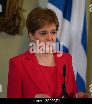 230215 -- EDIMBURGO, 15 febbraio 2023 -- il primo ministro scozzese Nicola Sturgeon partecipa ad una conferenza stampa a Edimburgo, in Gran Bretagna, il 15 febbraio 2023. Sturgeon ha annunciato le sue dimissioni alla conferenza stampa di Edimburgo mercoledì, dicendo che la sua decisione deriva da una valutazione più approfondita e a lungo termine. /Handout via Xinhua BRITAIN-EDINBURGH-SCOTLAND-FIRST MINISTER-RASSEGNAZIONE Scottishxgovernment PUBLICATIONxNOTxINxCHN Foto Stock