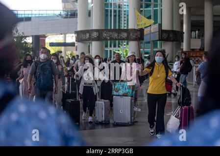 230216 -- BALI, 16 febbraio 2023 -- Un gruppo di turisti cinesi da Shenzhen, Cina, arriva all'aeroporto internazionale di Bali Denpasar Ngurah Rai a Bali, Indonesia, il 12 febbraio 2023. Circa 1.000 turisti provenienti dalla Cina continentale hanno visitato Bali dal 22 gennaio 2023, quando questa famosa isola turistica ha accolto quest'anno il primo gruppo di turisti cinesi con un volo charter da Shenzhen, in Cina. Foto di /Xinhua INDONESIA-BALI-TURISTI CINESI TORNANO DickyxBisinglasi PUBLICATIONxNOTxINxCHN Foto Stock