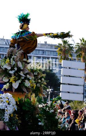 230216 -- NICE, 16 febbraio 2023 -- un'attrice distribuisce fiori al pubblico durante la parata della Battaglia dei Fiori del Carnevale di Nizza a Nizza, Francia, 15 febbraio 2023. Foto di / Xinhua FRANCE-NICE CARNIVAL-FLOWER PARADE SergexHaouzi PUBLICATIONxNOTxINxCHN Foto Stock