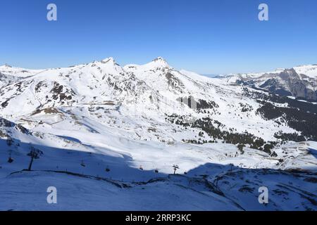 230215 -- GINEVRA, 15 febbraio 2023 -- questa foto scattata il 14 febbraio 2023 mostra il paesaggio della regione della Jungfrau in Svizzera. Un gruppo di 25 persone provenienti dalla Cina ha visitato la città di Lucerna e il popolare punto panoramico e località per gli sport invernali Jungfrau nella Svizzera centrale il 13 e 14 febbraio, dopo tre anni di pausa legata alla pandemia. Sono molto entusiasta di vedere di nuovo tutti questi, ha detto cui Chenghai, un turista che frequentava la Svizzera prima dello scoppio della pandemia. Sono passati tre anni e tutto qui non cambia, ma la mia sensazione è diversa. A partire dal 6 febbraio, le agenzie di viaggio e online Foto Stock