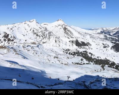 230215 -- GINEVRA, 15 febbraio 2023 -- questa foto scattata il 14 febbraio 2023 mostra il paesaggio della regione della Jungfrau in Svizzera. Un gruppo di 25 persone provenienti dalla Cina ha visitato la città di Lucerna e il popolare punto panoramico e località per gli sport invernali Jungfrau nella Svizzera centrale il 13 e 14 febbraio, dopo tre anni di pausa legata alla pandemia. Sono molto entusiasta di vedere di nuovo tutti questi, ha detto cui Chenghai, un turista che frequentava la Svizzera prima dello scoppio della pandemia. Sono passati tre anni e tutto qui non cambia, ma la mia sensazione è diversa. A partire dal 6 febbraio, le agenzie di viaggio e online Foto Stock